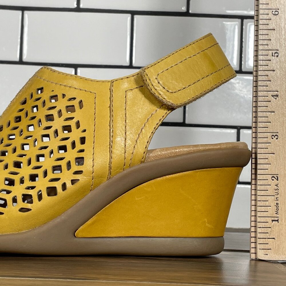Earth Cascade Womens Size 7.5 Shoes Yellow Leather Peep Toe Slingback Sandal - Picture 11 of 15